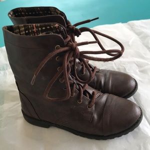 Girls American eagle boots size 2.5